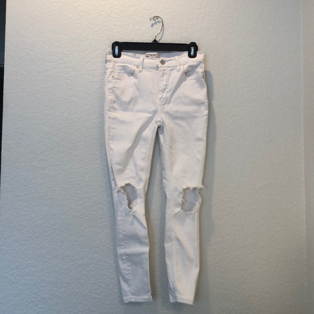 Ripped white fitted jeans!